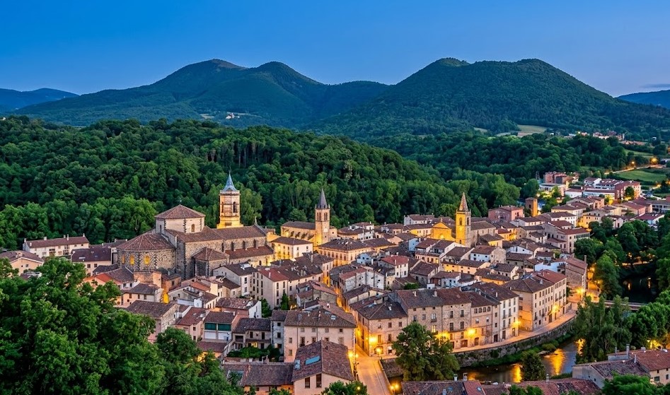 Vista paisajística de la ciudad de Olot rodeada de naturaleza y volcanes en La Garrotxa
